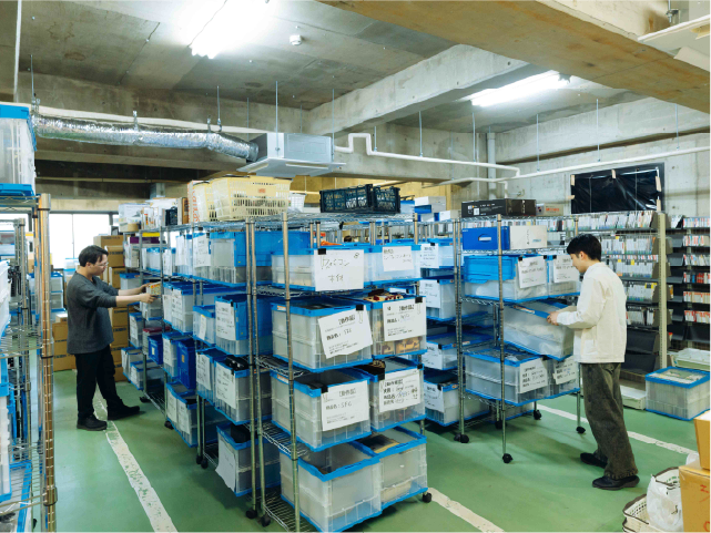 倉庫での作業風景